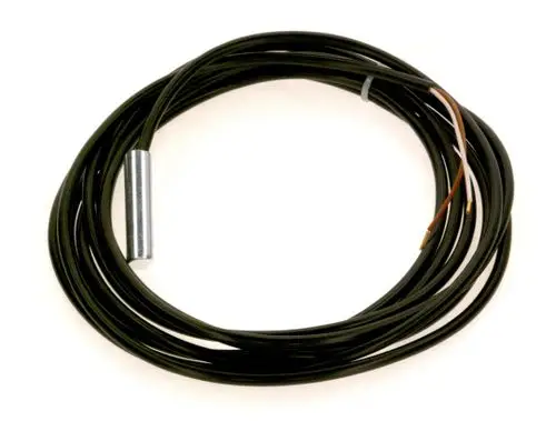 Schwarzes Kabel mit einem Metallteil in der Mitte und zwei Drahtenden. Das Produkt könnte von Bosch stammen und dient möglicherweise zur Temperaturmessung.
